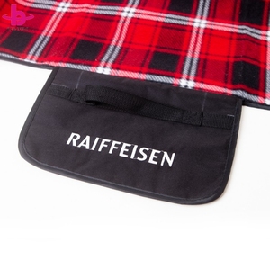 Manta de Picnic Impermeable de Forro Polar 100% Poliéster con Diseño Geométrico a Rayas, en Bolsa con Asa, para las Cuatro Estaciones - Product Image 5