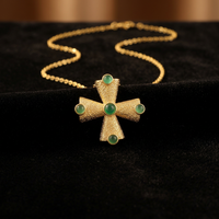 Collier tendance en laiton plaqué or avec pendentif croix texturé et pierre précieuse onyx vert de forme ronde, bijoux religieux pour femme