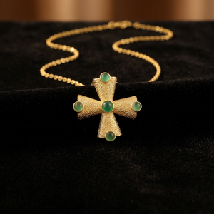 Collar de latón con colgante de cruz texturizado chapado en oro y gema de ónix verde redonda, joyería religiosa de moda para mujer - Product Image 4