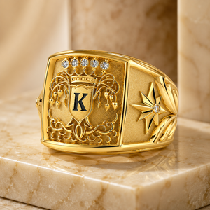 Anello da Uomo con Sigillo a Scudo e Dettagli Scintillanti a Pavé, Regalo Classico, Gioiello di Moda - Product Image 3