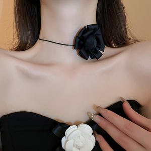 قلادة رومانسية منقوشة بالزهور الأنيقة سلسلة رقبة رقيقة أنيقة بكرات مخملية سلسلة رقبة بتصميم كلاسيكي هدية مجوهرات للنساء - Product Image 6