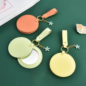 Petits miroirs de maquillage ronds porte-clés, miroir compact porte-clés, pendentif de sac avec étui en cuir - Product Image 2