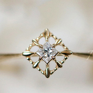 Anello con Zircone Sintetico Taglio Principessa per Donne in Lega di Metallo Prezioso Dorato, Gioiello Elegante e alla Moda - Product Image 2