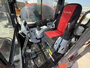 Miniexcavadora Kubota u55 usada, equipada con cabina completamente cerrada, ideal para paisajismo, obras municipales y construcción agrícola. - Product Image 5