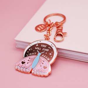 Llavero esmaltado con recordatorio de salud mental positivo, llavero de aliento que te anima a encontrar la luz de nuevo hecha de metal - Product Image 1