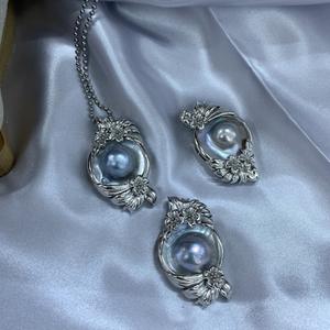 Charm Unisex de Plata 925 con Perla Mabe Blanca Redonda de 26mm x 40mm, Engaste de Flor, Estilo Clásico, para Collar - Product Image 1