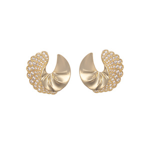 Pendientes geométricos con forma de concha en oro con engaste de diamantes para regalo de boda o fiesta. - Product Image 5