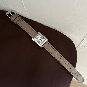 ساعات نسائية جديدة مربعة الشكل بحزام جلدي للطالبات والفتيات، تصميم روماني بسيط وأنيق، ساعات نسائية رائجة - Product Image 4