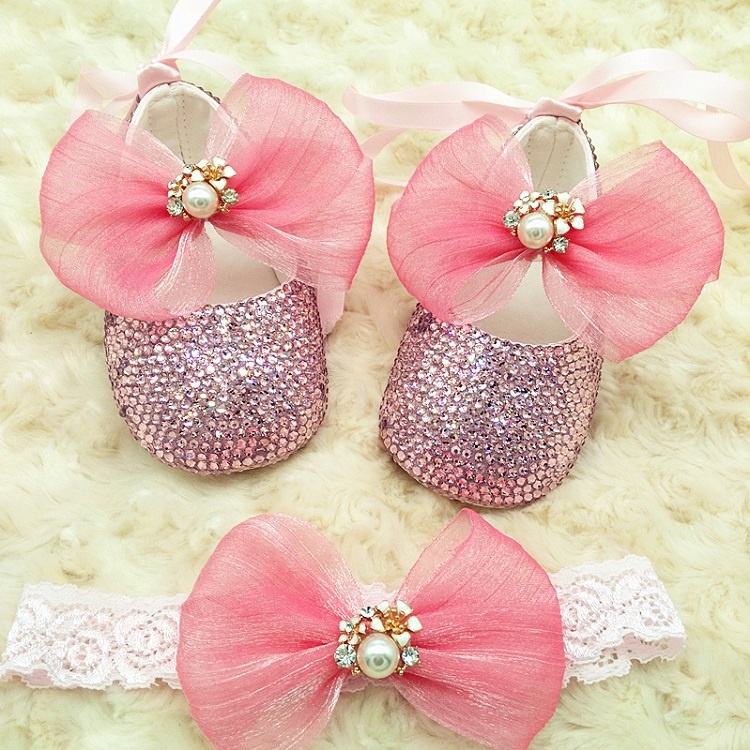 Нескользящие розовые шелковые туфли для новорожденных, балетки с блестками для маленьких девочек, комплект из туфель с жемчугом и кристаллами и повязки на голову