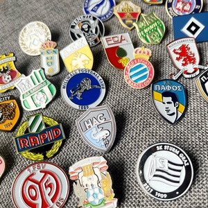Écusson de club de football européen personnalisé YY, accessoire vestimentaire polyvalent, broche décorative pour sacs de couple, Chine - Product Image 4