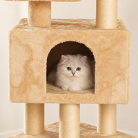 En gros, Arbre à chat en sisal et peluche beige, avec structure d'escalade, griffoir, niche fermée, plateformes surélevées et jouets suspendus