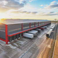 Centre d'entreposage logistique, bâtiment d'entrepôt à structure métallique, quai de chargement long, zone de stationnement pour camions, complexe industriel