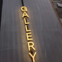 Enseigne LED personnalisée en lettres métalliques avec façade en acrylique sablée transparente pour les bâtiments commerciaux et les centres commerciaux
