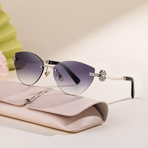 แว่นกันแดดทรงแคทอายไร้กรอบสำหรับผู้หญิง ป้องกันรังสียูวี 400 เลนส์พีซี ขาแว่นสีทอง ประดับด้วยคริสตัล ดีไซน์แฟชั่น - Product Image 2