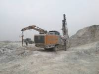 Foreuse de surface DTH pour travaux en plaine, machine de forage de roche hydraulique diesel sur chenilles pour trous de dynamitage en carrière D440