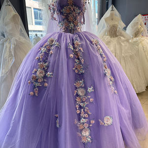 Vestido de Quinceañera/Boda Moderno con Perlas y Flores 3D en Color Lila, Escote Corazón, Cola de Capilla, Largo hasta el Suelo, Modelo XS030 - Product Image 4