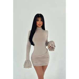 Robe longue en cuir crème de style Empire à manches longues pour femme, avec volants, idéale pour les fêtes formelles, les célébrations de jour et les occasions spéciales. Disponible en taille XS. - Product Image 3