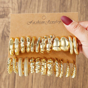 Boucles d'oreilles créoles en forme de C, design géométrique, en acier inoxydable, pour femme, avec cartes, idéales pour les fêtes - Product Image 3