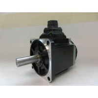 Moteur servo sans balais AC Omron R88M-1M40020C 400W 400VAC 2000 tr/min avec encodeur absolu série 1S pour automatisation industrielle