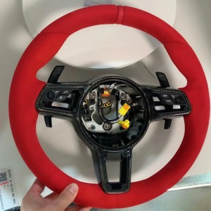 Volante Deportivo Personalizado en Alcántara Roja para <span class=keywords><strong>Porsche</strong></span> 911 991 992 Cayenne 958 987 <span class=keywords><strong>Boxster</strong></span> <span class=keywords><strong>986</strong></span> Panamera 970 Taycan Macan - Product Image 1