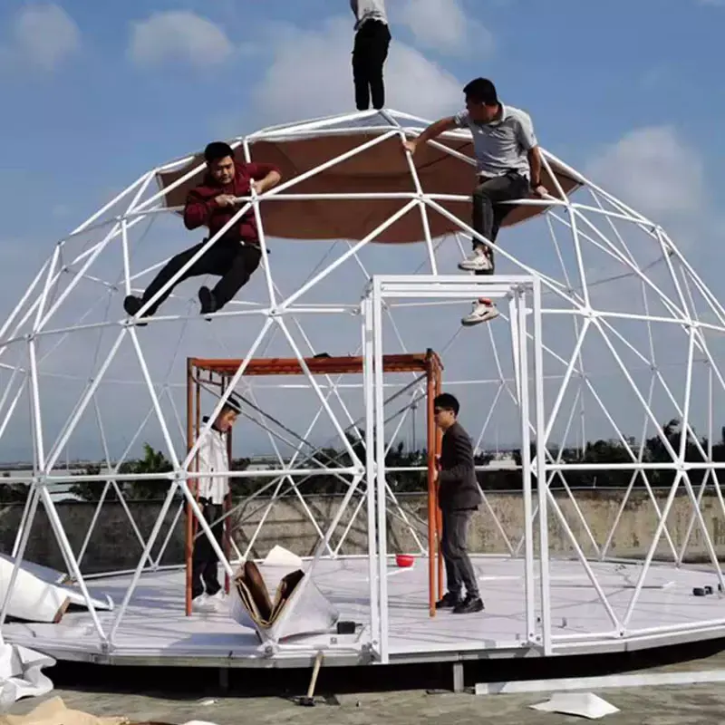 Rumah Kubah Geodesic PVC Luar Ruangan Hotel Tenda Dome Keluarga Igloo Glamping dengan Toilet Kamar Mandi Berkemah Tenda Rumah dengan Cerobong Asap