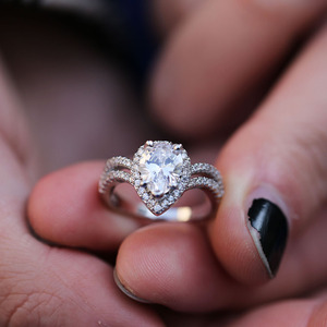 Bague en forme de goutte d'eau pour femmes, pierre pavée scintillante, bijoux créatifs à la mode pour les doigts - Product Image 1