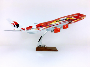 โมเดลเครื่องบินเรซิ่น <span class=keywords><strong>Boeing</strong></span> <span class=keywords><strong>B747</strong></span> สีแดงของมาเลเซีย ขนาด 47 ซม. สเกล 1/150 พร้อมปีกคงที่และฐานตั้งโชว์ - Product Image 5