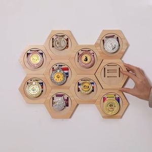 Présentoir mural moderne en bois en nid d'abeille pour médailles sportives, idéal pour la décoration des salles de trophées des écoles et des clubs - Product Image 1