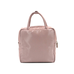 Bolso bandolera de gran capacidad, color rosa piedra, con asa cuadrada y cierre de botón que imitación el estilo del volante - Product Image 4