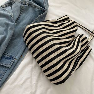 Nouveau produit : Sac à bandoulière rayé simple et frais, sac fourre-tout décontracté en toile grande capacité pour le shopping et les voyages - Product Image 2