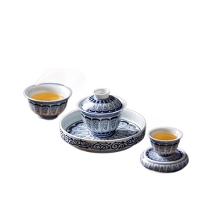 Juego de Té de Cinco Piezas de Cerámica con Tazón, Taza, Tapa, Portavasos, Diseño de Ramas Entrelazadas y Loto, Color Azul y Floral, Acabado Subesmaltado - Product Image 5