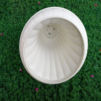 Blanc route menant fleur Vase support colonne romaine élégant Vintage extérieur mariage allée jardin décor