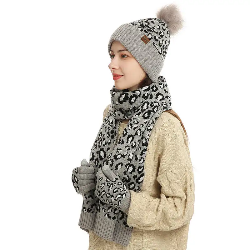 Комплект из 3 предметов, изготовленным на заказ логосом женская зимняя леопардовая расцветка, вязаный шарф перчатки для сенсорных экранов шапочка комплекты с помпонами