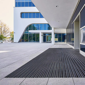 Fabricant professionnel <span class=keywords><strong>tapis</strong></span> de sol en aluminium anti-<span class=keywords><strong>d</strong></span>érapant anti-poussière <span class=keywords><strong>tapis</strong></span> <span class=keywords><strong>d</strong></span>'<span class=keywords><strong>entrée</strong></span> de bâtiment commercial à rayures modernes - Product Image 1