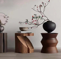 Table basse moderne en bois massif avec base décorative