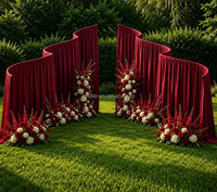 Accessoires de mariage : Arche décorative en métal blanc à structure ondulée pour draperie bordeaux, auvent, mandap, toile de fond et rideau pour cérémonie de remise des diplômes