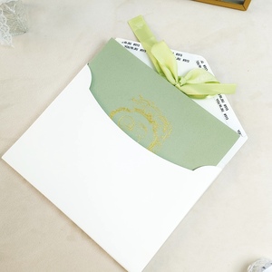Invitación de Boda en Color Verde Salvia con Impresión Vainilla, Logotipo Personalizado, Cierre con Cinta de Raso Dorada, Tarjeta de Felicitación en Papel Artístico - Product Image 4