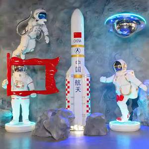 Scultura Personalizzata di Astronauta in Resina e Fibra di Vetro, Grande Formato, per Centri Commerciali - Product Image 2