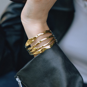 กำไลข้อมือสแตนเลสสตีลชุบทอง 18K สี่ชั้น ดีไซน์โปร่งลายเรียบง่าย เครื่องประดับแฟชั่นสำหรับทุกเพศ - Product Image 3