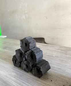 Carbón vegetal de aserrín sostenible que se quema con calor constante, ofreciendo energía confiable y duradera para el uso diario. - Product Image 5