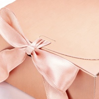 Ces boîtes cadeaux orange personnalisées et réutilisables, avec fermeture à ruban, sont le choix idéal pour emballer des accessoires cadeaux.