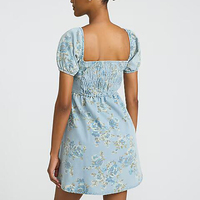 Robe d'été courte en denim à fleurs, manches bouffantes, dos smocké, coupe évasée, écologique et respirante