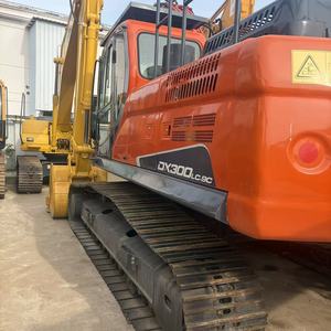 รถขุด Doosan DX300LC-9C สีส้ม พร้อมป้ายเตือนและรางตีนตะขาบ - Product Image 4