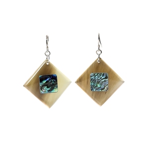 Boucles d'oreilles en corne de buffle artisanale Minh Giang, bijoux écologiques faits à la main, élégantes boucles d'oreilles pendantes en corne naturelle pour femmes - Product Image 6