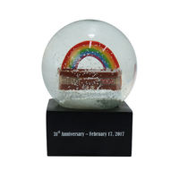 En gros Personnalisé Résine Artisanat Arc-En-Ciel Boule À Neige Maison Ornement Animal Anniversaire Anniversaire Noël Souvenir Ameublement Article animal figure