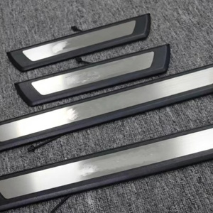 สินค้าใหม่มาแรง ดีไซน์พิเศษ แผ่นกันรอยขอบประตูภายนอก ผลิตจาก ABS และสแตนเลส สำหรับรถยนต์ Fortuner - Product Image 1