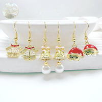 CH-LAE0929 Charmantes Boucles d'Oreilles de Noël Plaqué Or avec Micro-Pavé de Zircons Cubiques, Breloques Gant et Bonhomme de Neige, Bijoux