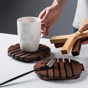 Sous-plat rond en bois de noyer résistant à la chaleur pour théière et vaisselle - Product Image 1