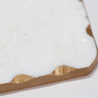 Plateau de service en marbre blanc naturel avec tranches de sapin de Noël en laiton, bordure dorée, plateau à fromage, produit de Noël populaire