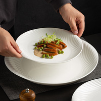 Assiette à dîner en céramique blanche 10 pouces 12 pouces, bord ondulé gaufré, vaisselle en porcelaine pour restaurant, hôtel, usage domestique, vente en gros